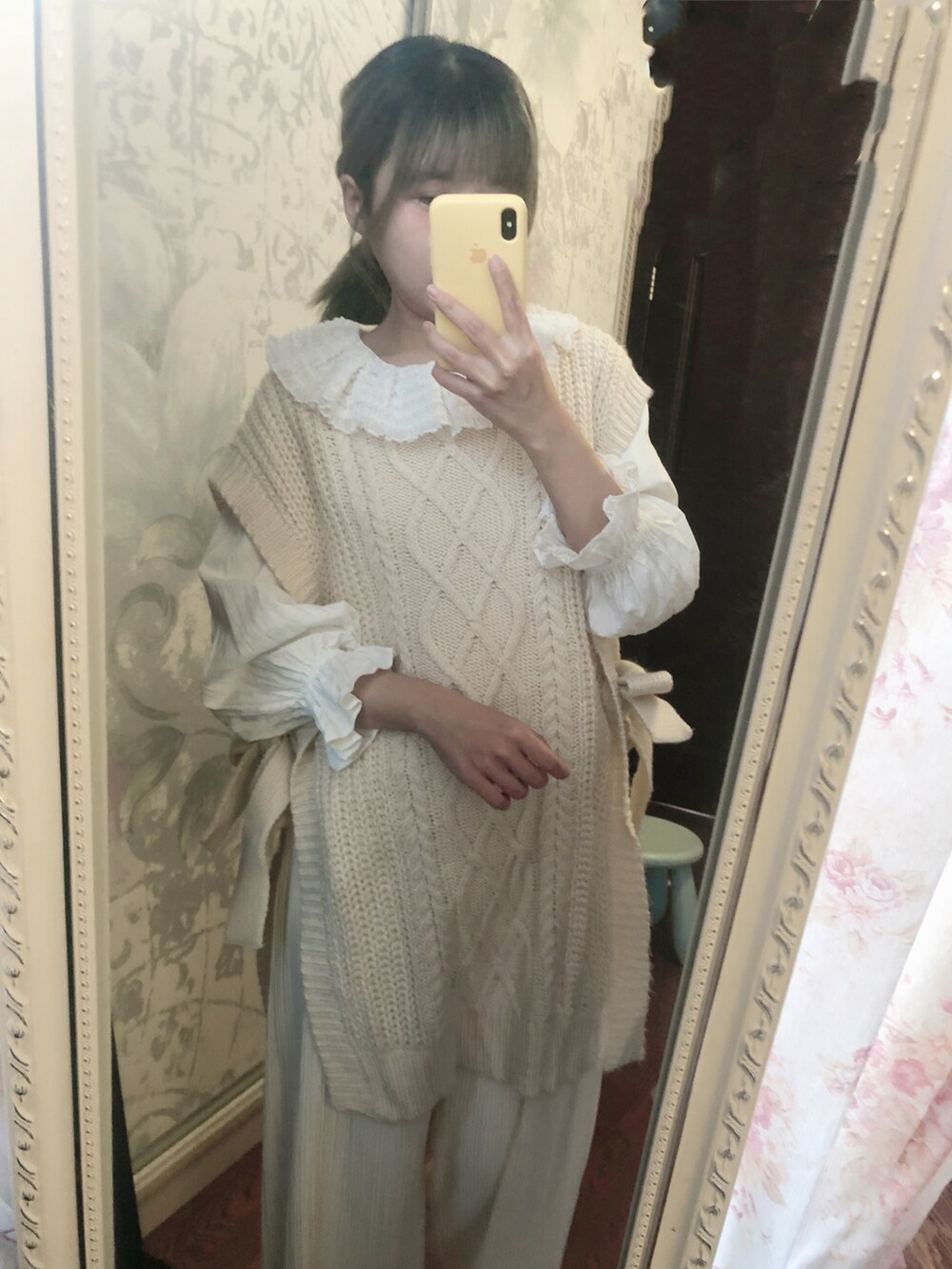 ベージュ系のジャンパースカートを着用したレディースの秋コーディネートの2枚目の写真