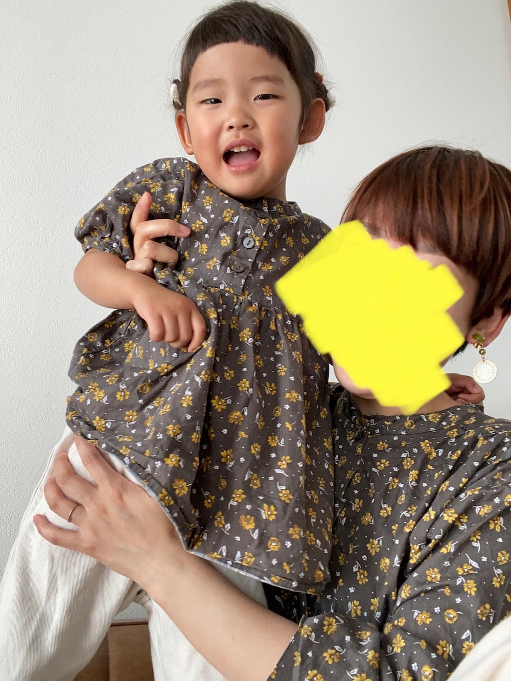 ブラック系のワンピース、グレー系のワンピース、ホワイト系のデニムパンツを着用したキッズの春コーディネートの3枚目の写真