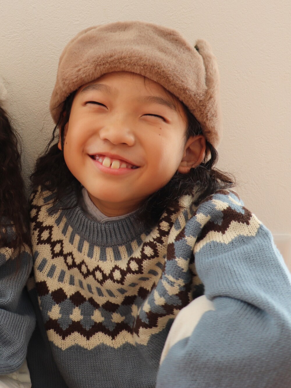 ブルー系のニット/セーター、ブルー系のニット/セーター、ホワイト系のデニムパンツを着用したキッズの冬コーディネートの4枚目の写真