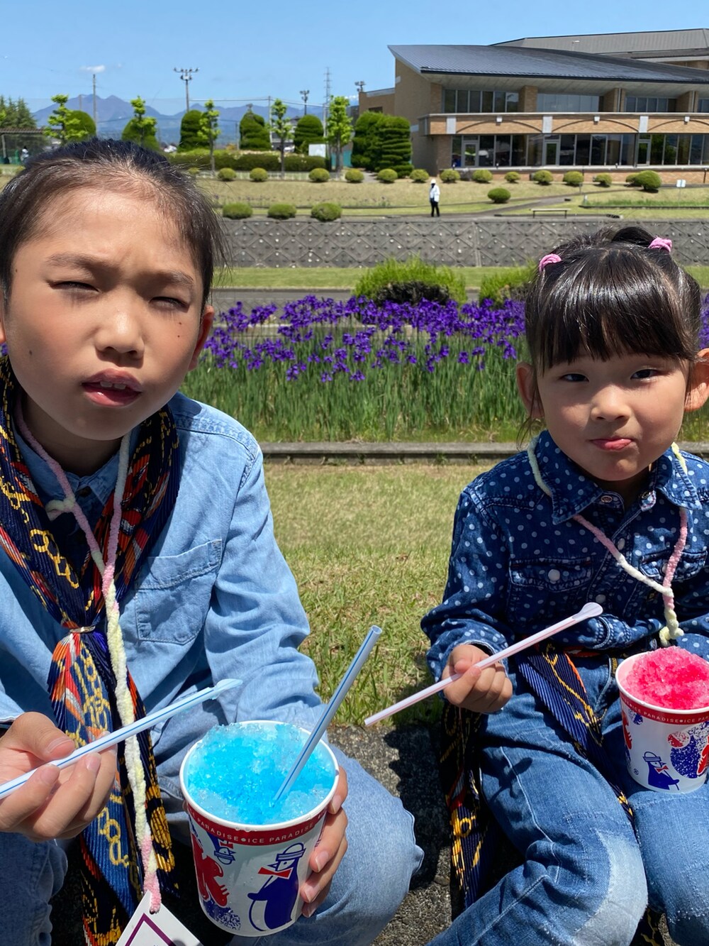 ブルー系のシャツ/ブラウス、ブルー系のデニムパンツ、ブルー系のシャツ/ブラウスを着用したキッズの春コーディネートの3枚目の写真