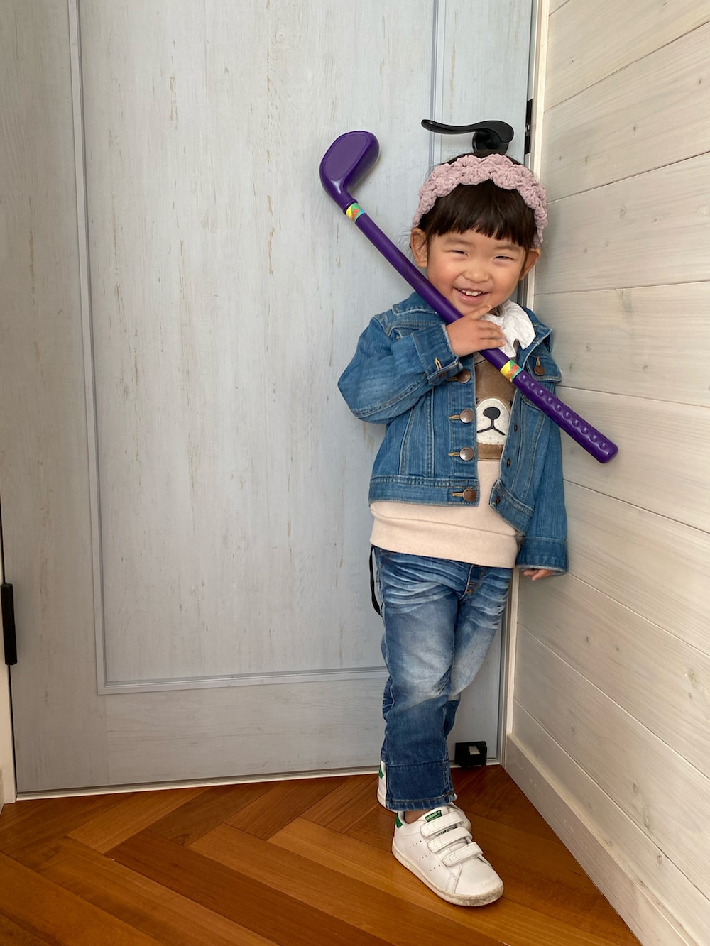ブルー系のデニムパンツ、ブルー系のデニムジャケット、ベージュ系のスウェットを着用したキッズの冬コーディネートの3枚目の写真