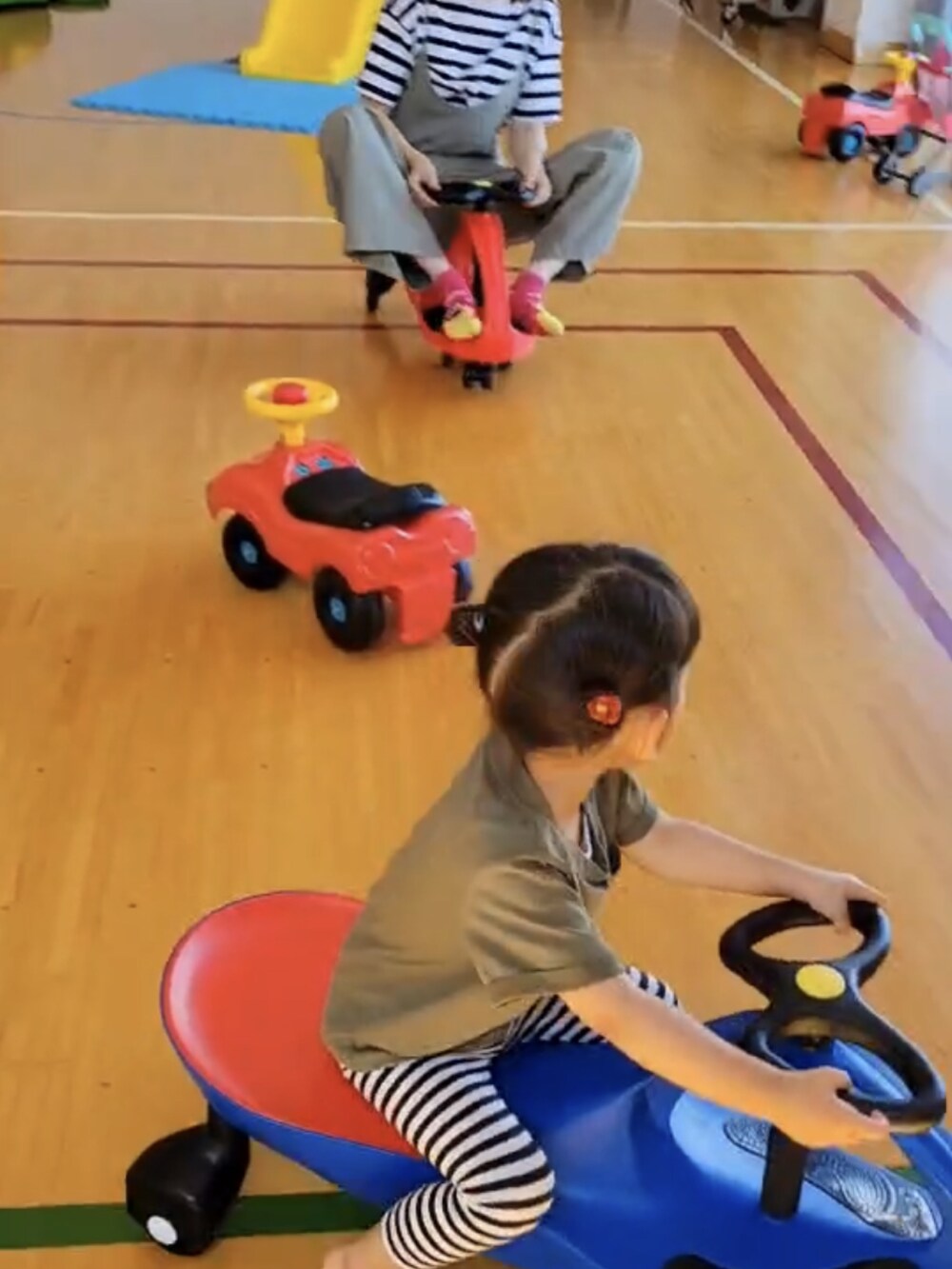 グリーン系のTシャツ/カットソー、ブラック系のレギンス/スパッツを着用したキッズの夏コーディネートの2枚目の写真