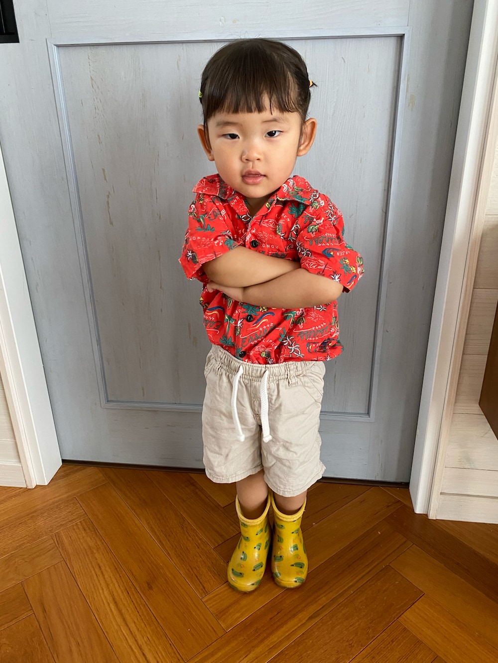 レッド系のシャツ/ブラウス、イエロー系のレインシューズを着用したキッズの夏コーディネートの2枚目の写真