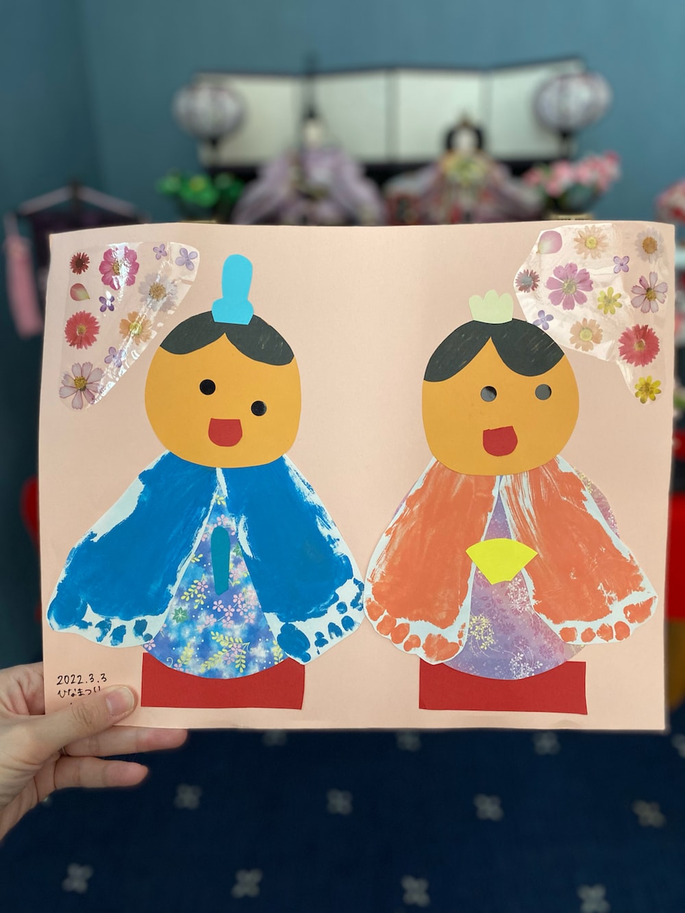 ホワイト系のニット/セーター、ベージュ系のTシャツ/カットソー、ピンク系の和装小物を着用したキッズの春コーディネートの2枚目の写真