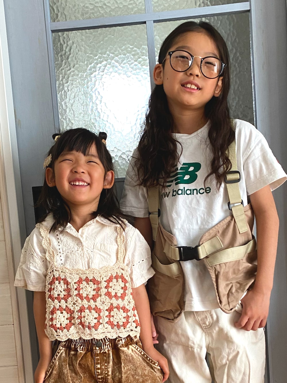 ベージュ系のその他トップス、ブラウン系のパンツ、ホワイト系のシャツ/ブラウスを着用したキッズの春コーディネートの3枚目の写真