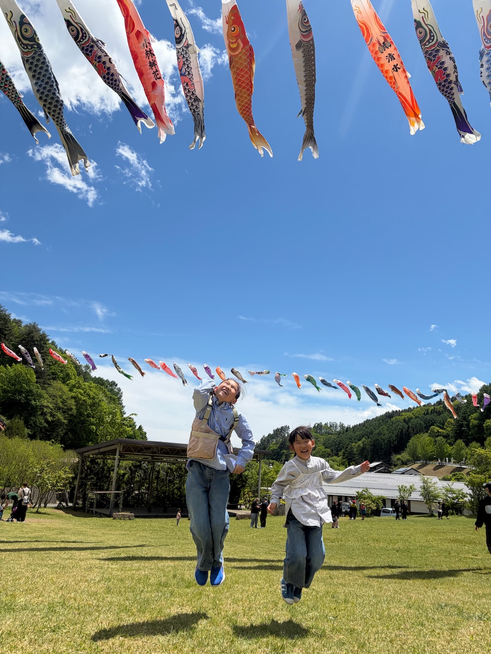 ホワイト系のアンサンブル、ブルー系のデニムパンツ、ブルー系のデニムパンツを着用したキッズの春コーディネートの2枚目の写真