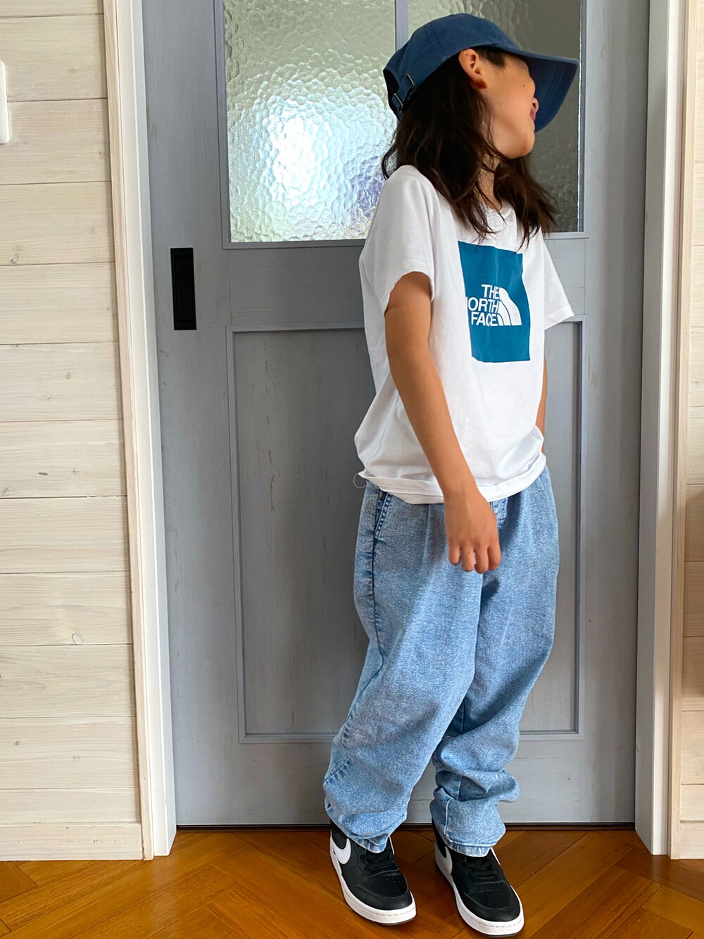 ブルー系のTシャツ/カットソー、ブルー系のデニムパンツ、ブラック系のスニーカーを着用したキッズの春コーディネートの2枚目の写真