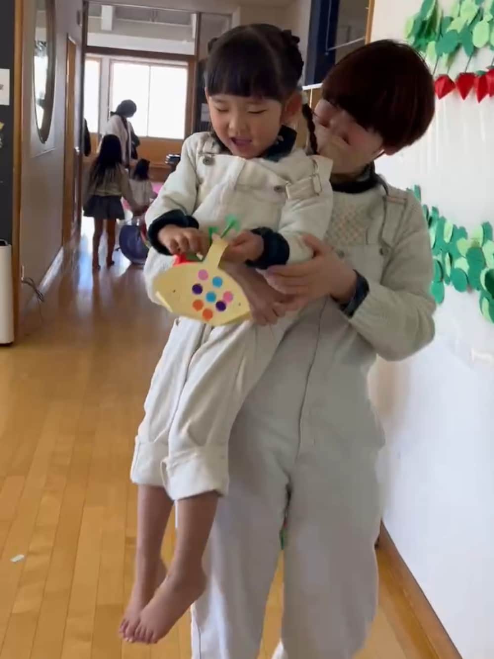 ホワイト系のサロペット/オーバーオール、ホワイト系のサロペット/オーバーオール、グリーン系のシャツ/ブラウスを着用したキッズの春コーディネートの3枚目の写真