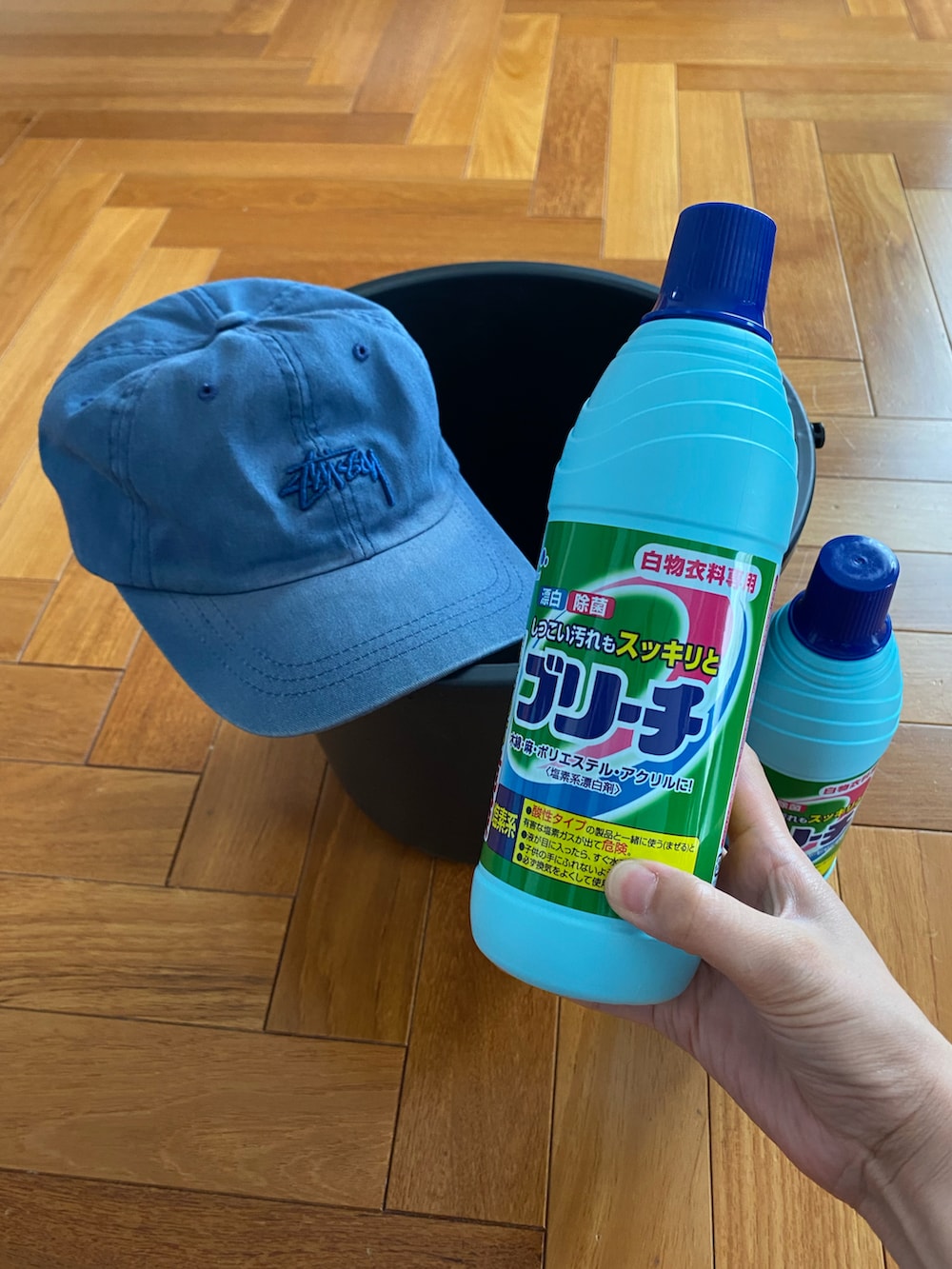 ブルー系のデニムパンツ、ホワイト系のTシャツ/カットソー、ホワイト系のキャップを着用したキッズの夏コーディネートの3枚目の写真