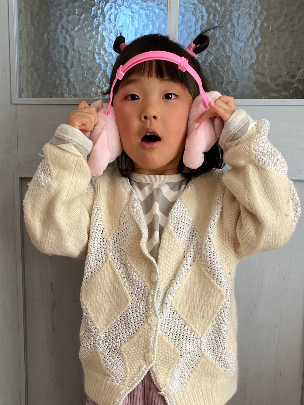 ピンク系のパンツ、グレー系のTシャツ/カットソー、ホワイト系のスニーカーを着用したキッズの冬コーディネートの2枚目の写真