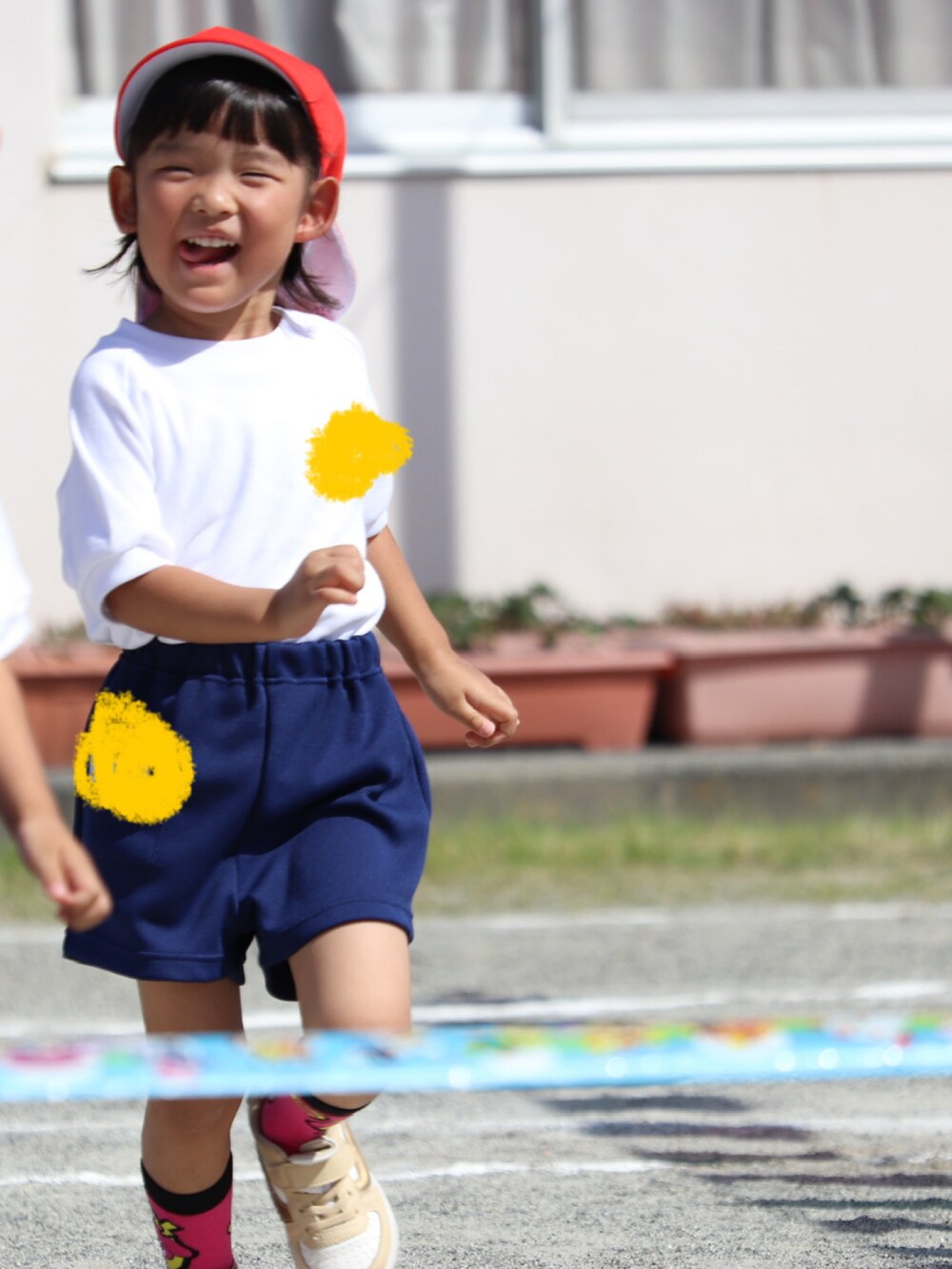 ピンク系のソックス/靴下、ピンク系の水筒を着用したキッズの秋コーディネートの2枚目の写真