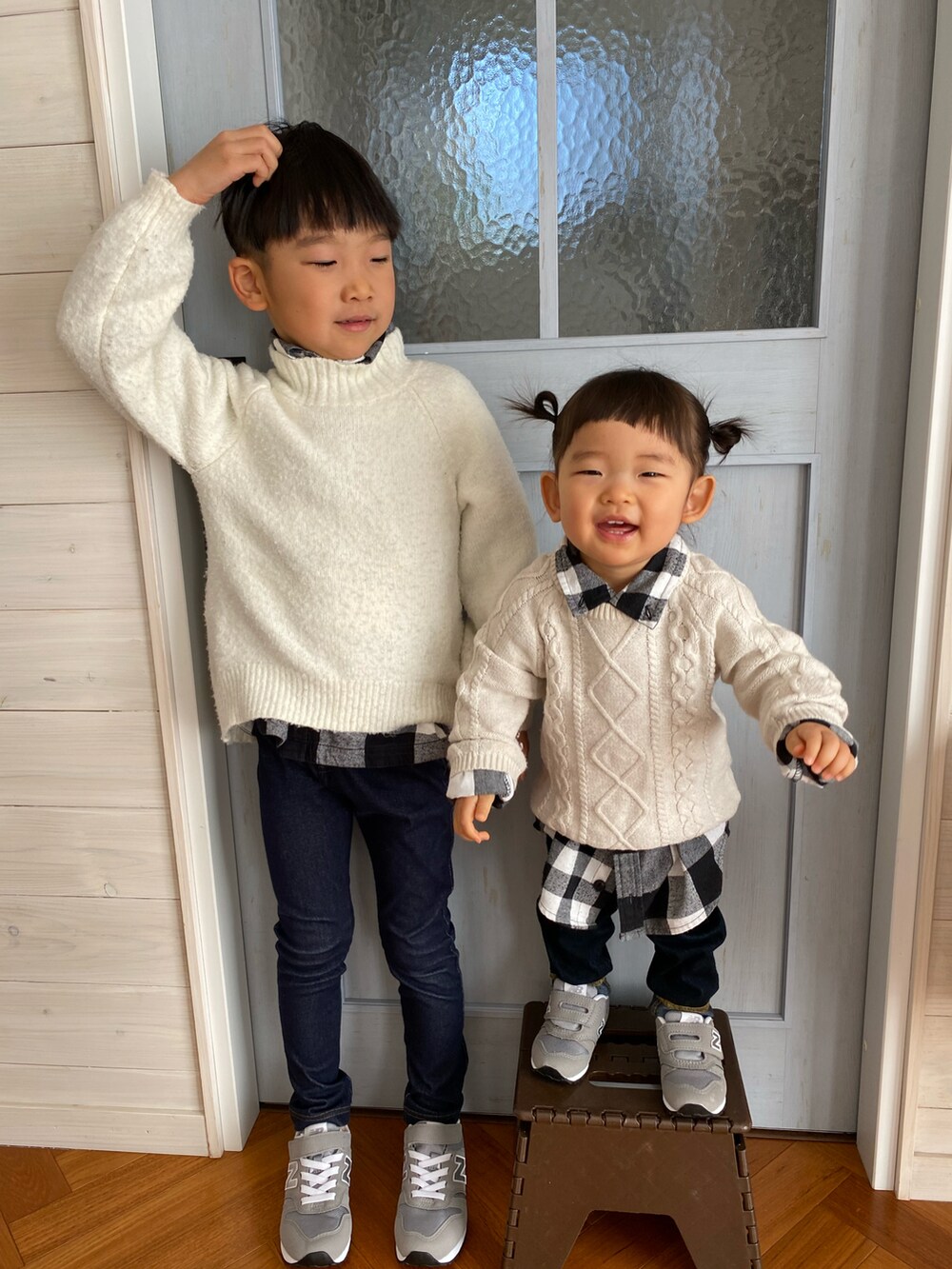 グレー系のスニーカー、グレー系のスニーカー、ホワイト系のニット/セーターを着用したキッズの冬コーディネートの2枚目の写真