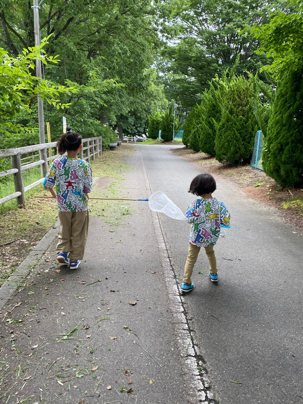 ベージュ系のその他パンツ、ホワイト系のセットアップ、ホワイト系のセットアップを着用したキッズの夏コーディネートの2枚目の写真