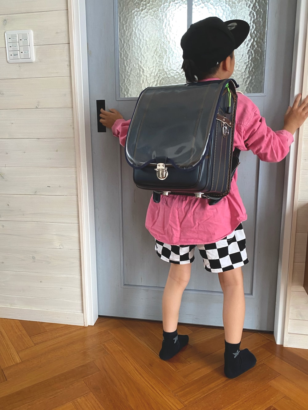 ピンク系のシャツ/ブラウス、その他のその他パンツ、ブルー系のランドセルを着用したキッズの春コーディネートの2枚目の写真