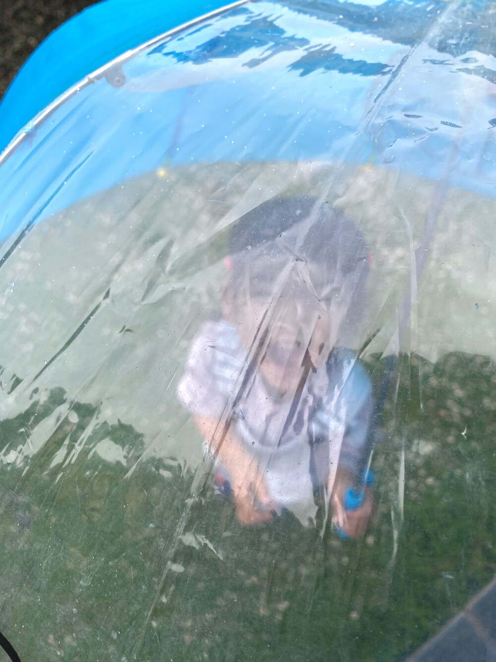 ブルー系のサロペット/オーバーオール、ブルー系の長傘を着用したキッズの春コーディネートの3枚目の写真