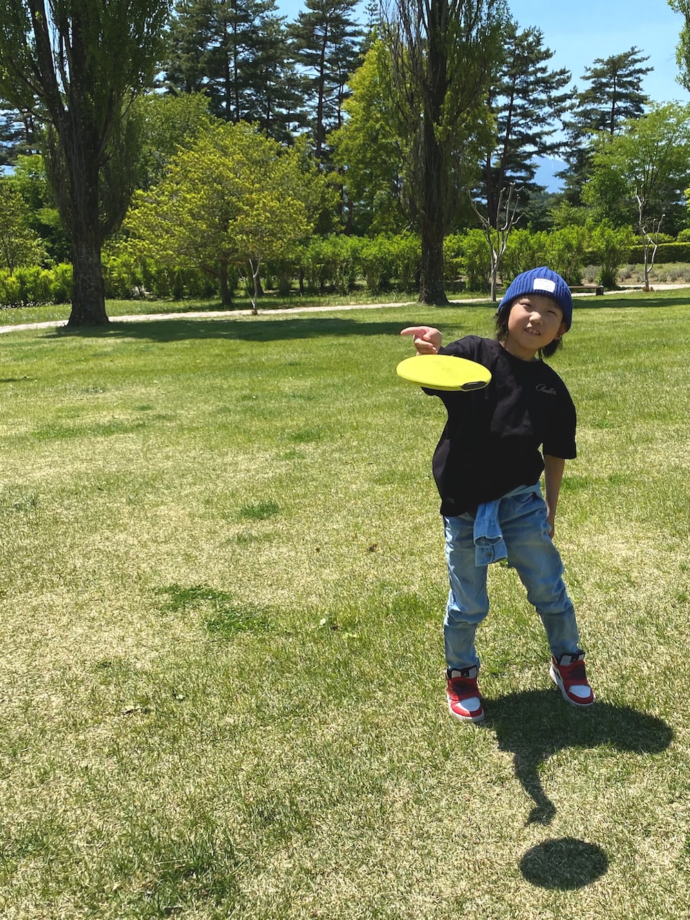 ブラック系のTシャツ/カットソー、レッド系のスニーカー、レッド系のスニーカーを着用したキッズの春コーディネートの4枚目の写真