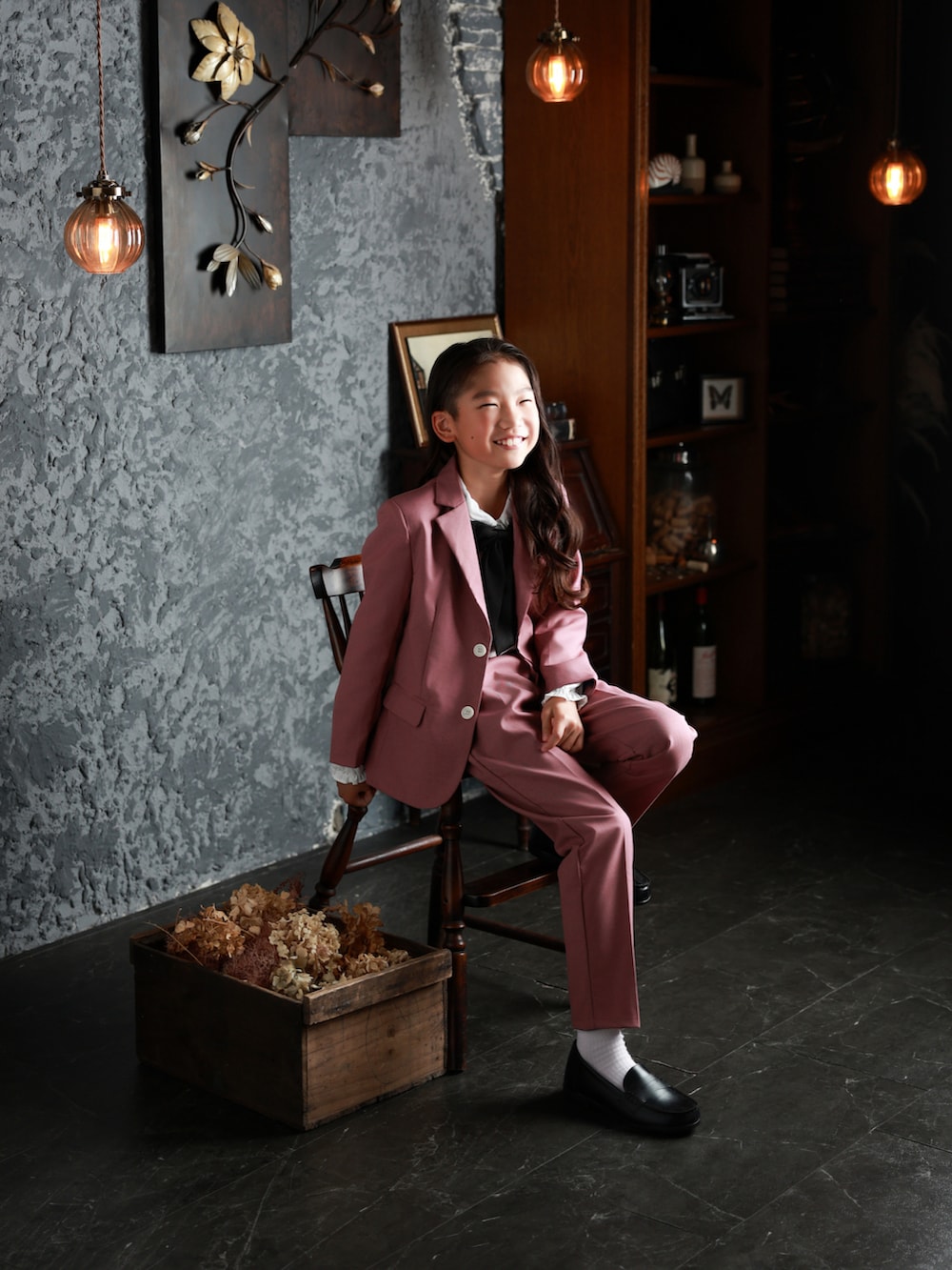 ピンク系のスーツジャケットを着用したキッズの夏コーディネートの2枚目の写真