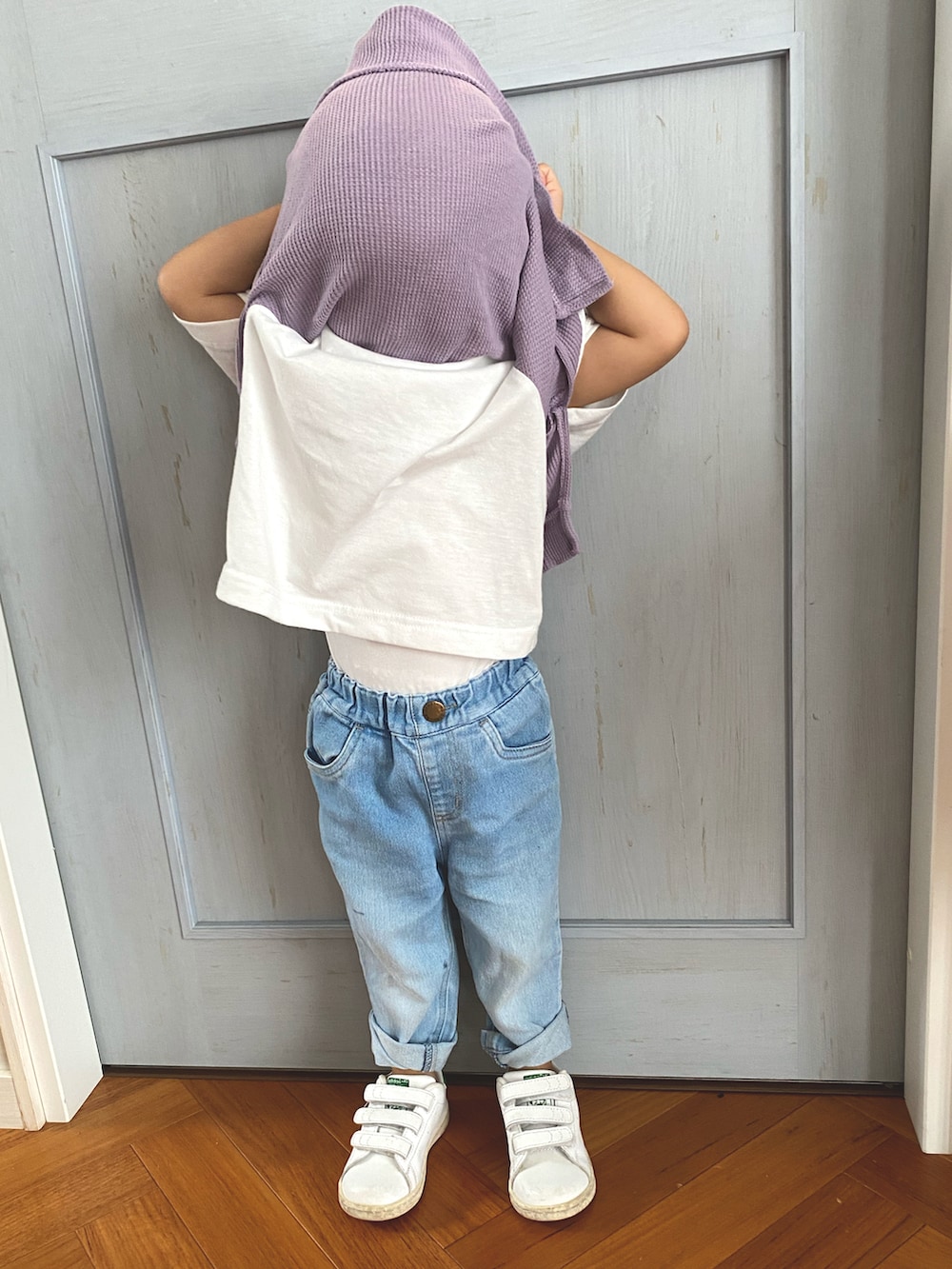 ホワイト系のスニーカー、パープル系のTシャツ/カットソーを着用したキッズの秋コーディネートの2枚目の写真