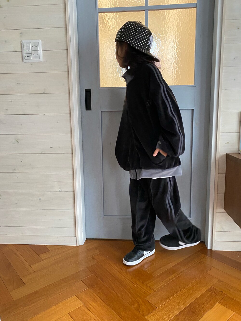 ブラック系のブルゾン、ブラック系のその他パンツ、ブラック系のスニーカーを着用したキッズの冬コーディネートの2枚目の写真