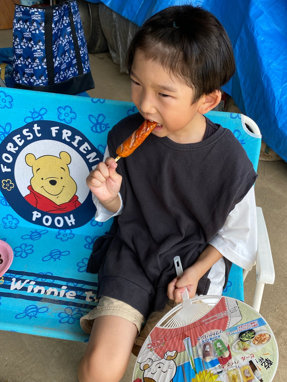 ブラック系のTシャツ/カットソー、パープル系のTシャツ/カットソー、ベージュ系のその他パンツを着用したキッズの夏コーディネートの2枚目の写真