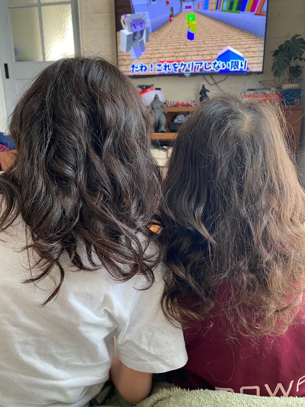 オレンジ系のソックス/靴下、グリーン系のソックス/靴下を着用したキッズの春コーディネートの2枚目の写真