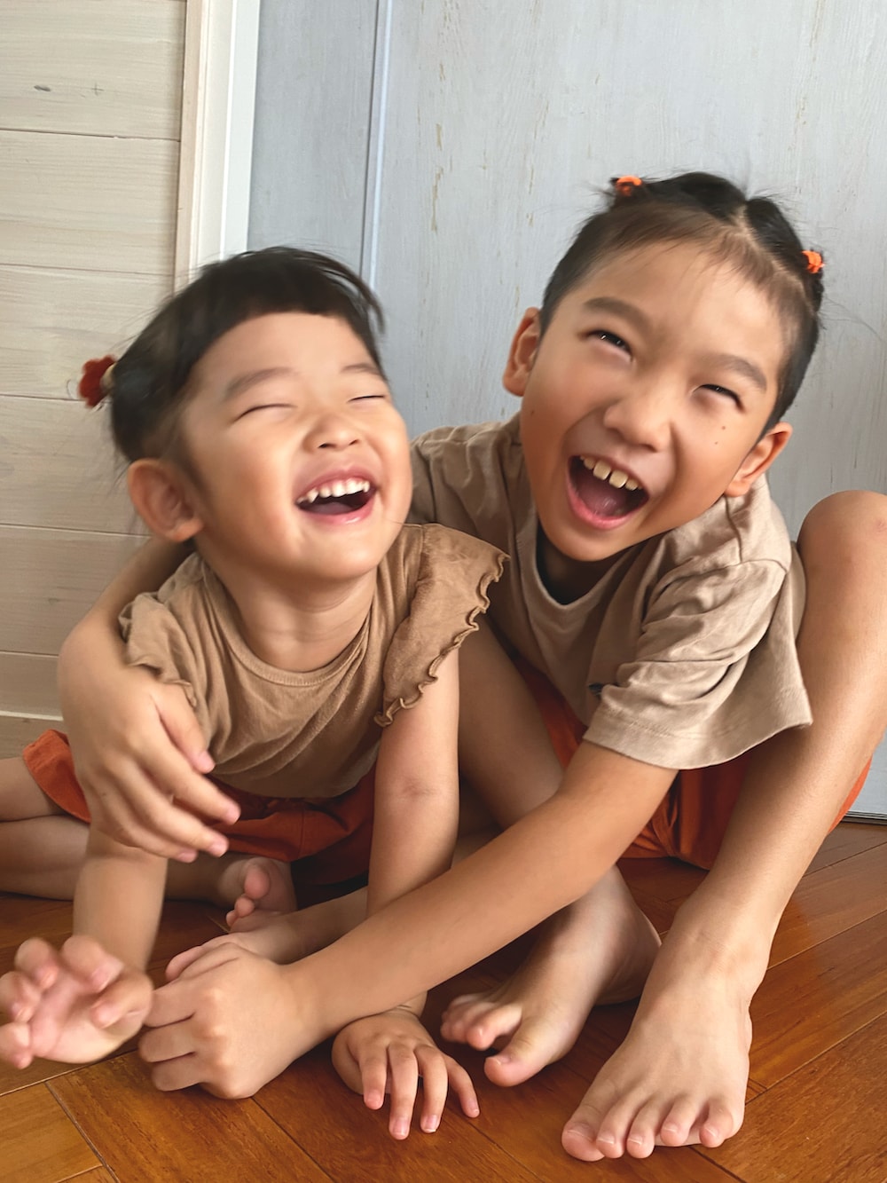 ベージュ系のTシャツ/カットソー、ベージュ系のTシャツ/カットソー、オレンジ系のパンツを着用したキッズの夏コーディネートの2枚目の写真