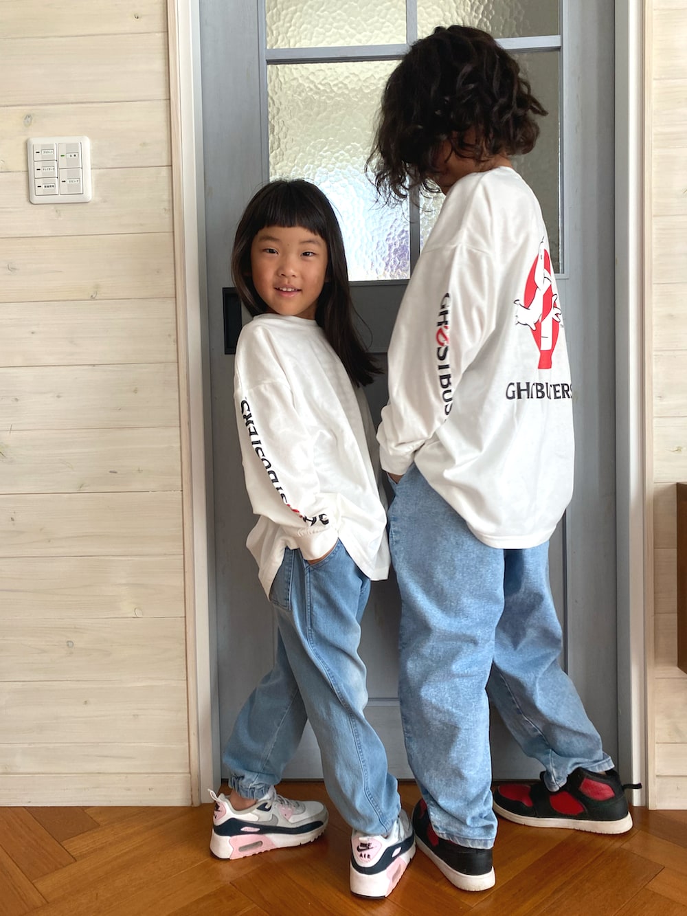 ホワイト系のTシャツ/カットソー、ホワイト系のTシャツ/カットソー、ブルー系のデニムパンツを着用したキッズの夏コーディネートの2枚目の写真