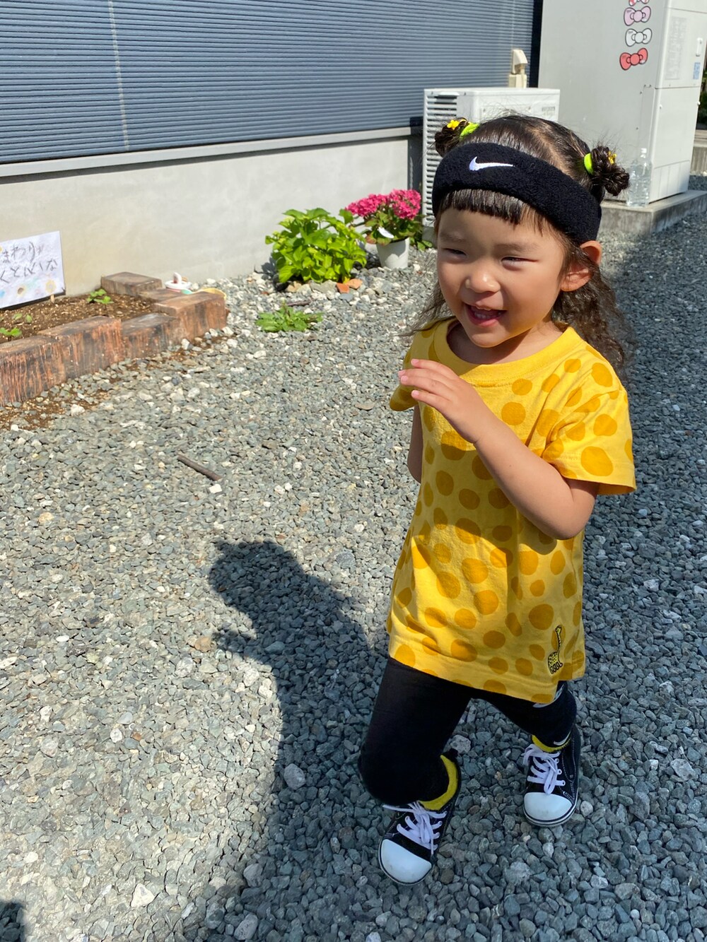 イエロー系のTシャツ/カットソー、ブラック系のスニーカー、ブラック系のレギンス/スパッツを着用したキッズの春コーディネートの2枚目の写真