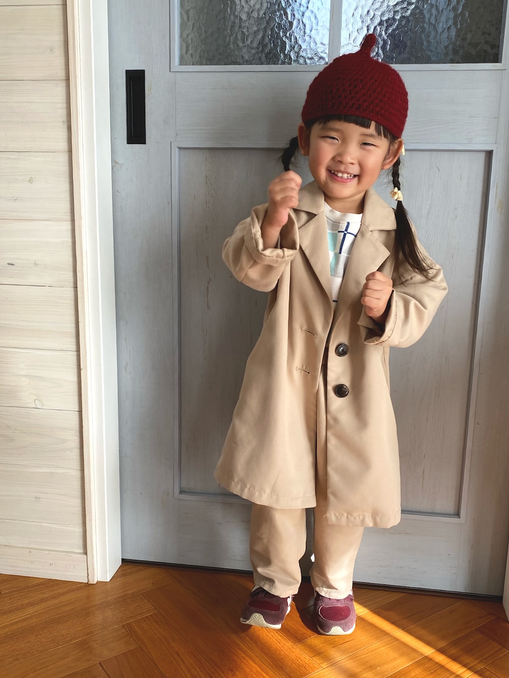 ホワイト系のスウェット、ベージュ系のチェスターコート、ベージュ系のその他パンツを着用したキッズの秋コーディネートの2枚目の写真