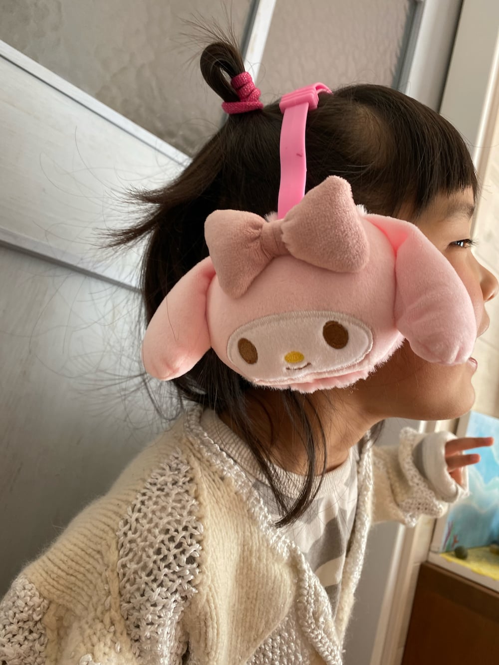 ピンク系のパンツ、グレー系のTシャツ/カットソー、ホワイト系のスニーカーを着用したキッズの冬コーディネートの4枚目の写真