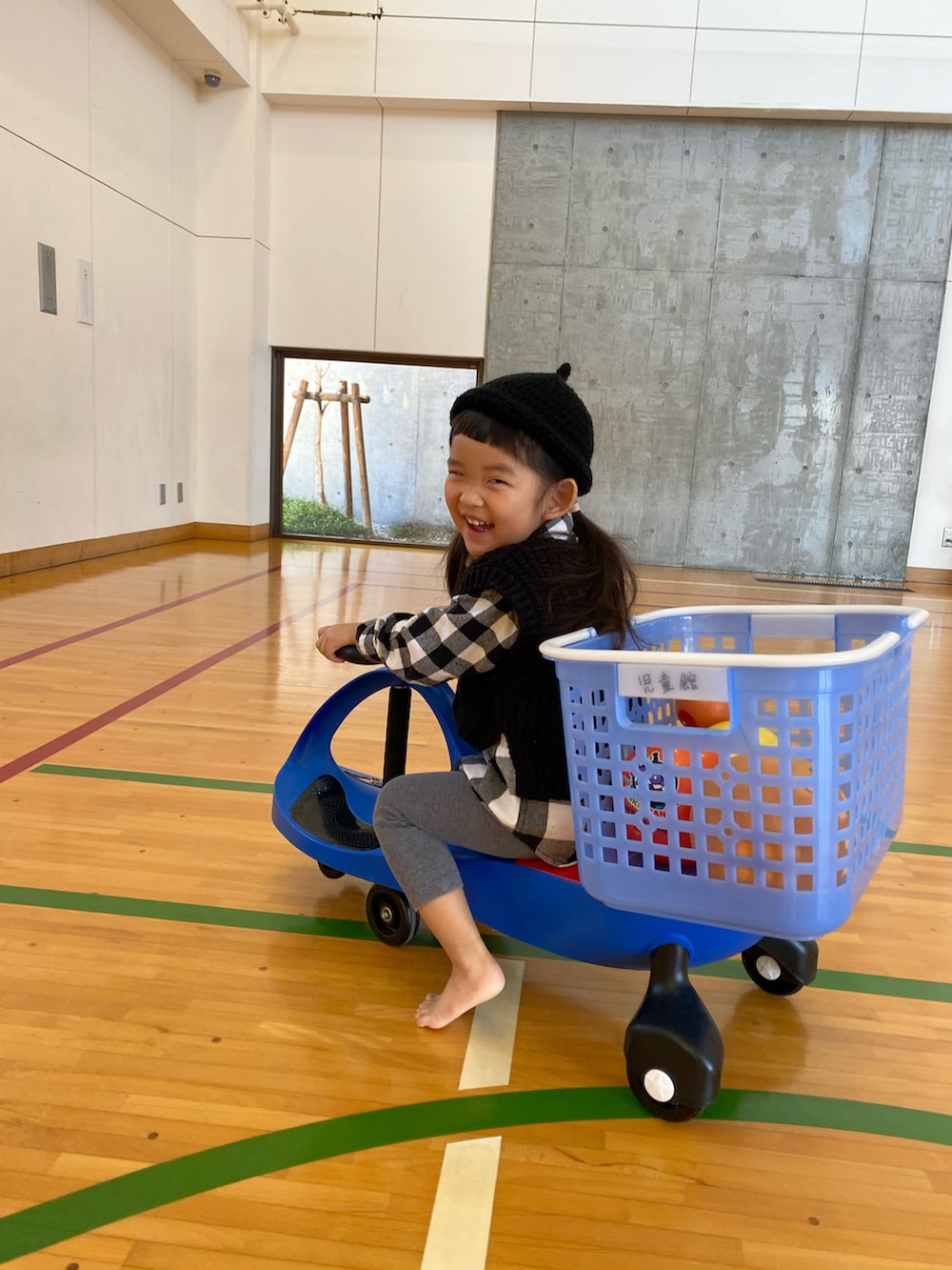 ブラック系のワンピース、ブラック系のシャツ/ブラウス、ブルー系のスニーカーを着用したキッズの冬コーディネートの3枚目の写真