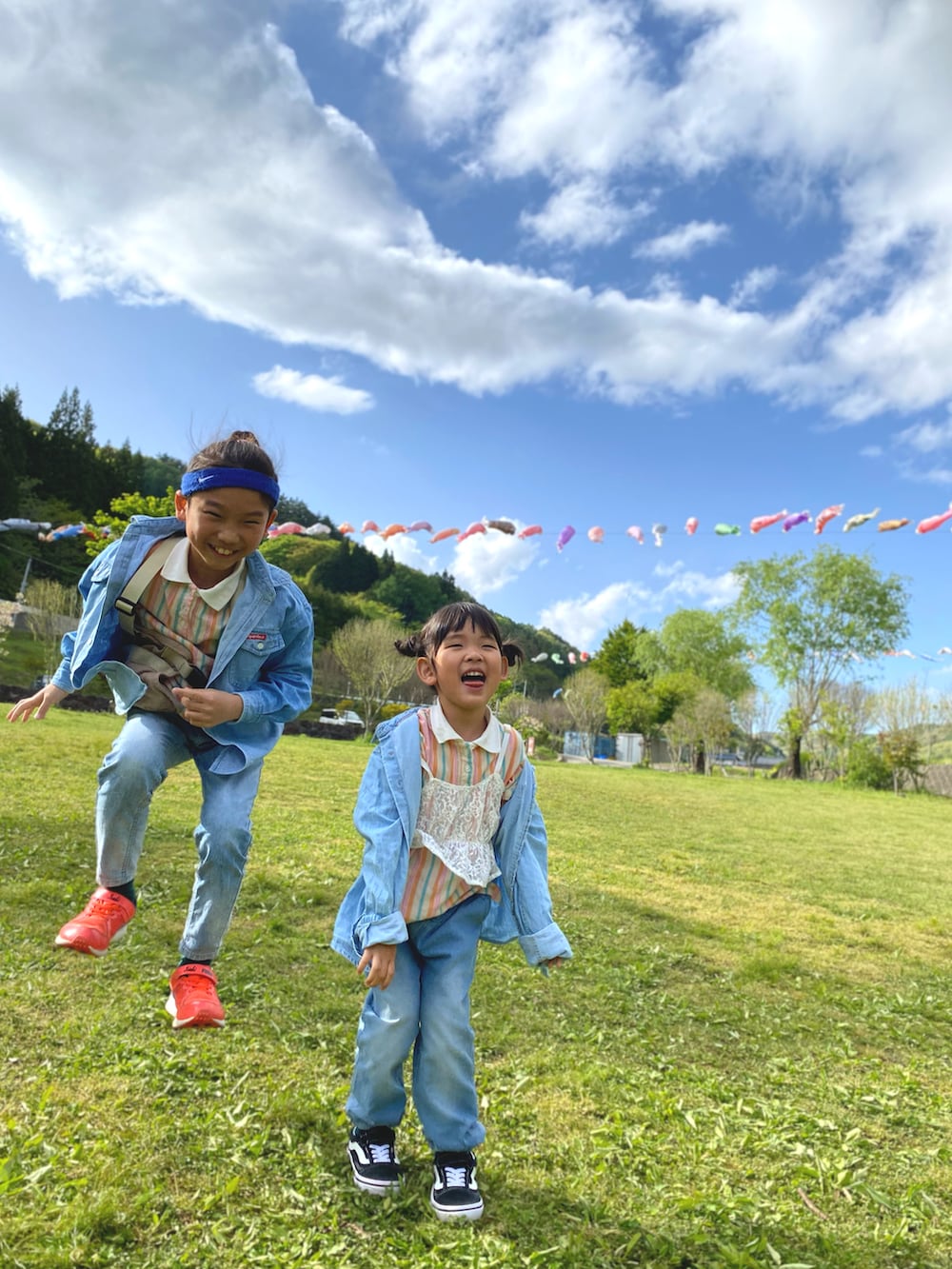 その他のポロシャツ、その他のポロシャツ、ホワイト系のアンサンブルを着用したキッズの春コーディネートの3枚目の写真