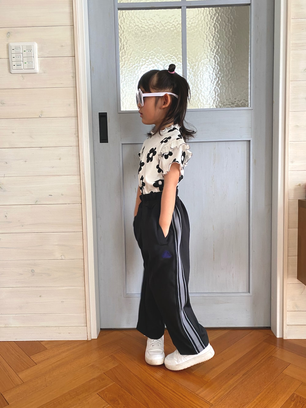 ホワイト系のTシャツ/カットソー、ブラック系のその他パンツ、ホワイト系のスニーカーを着用したキッズの春コーディネートの2枚目の写真
