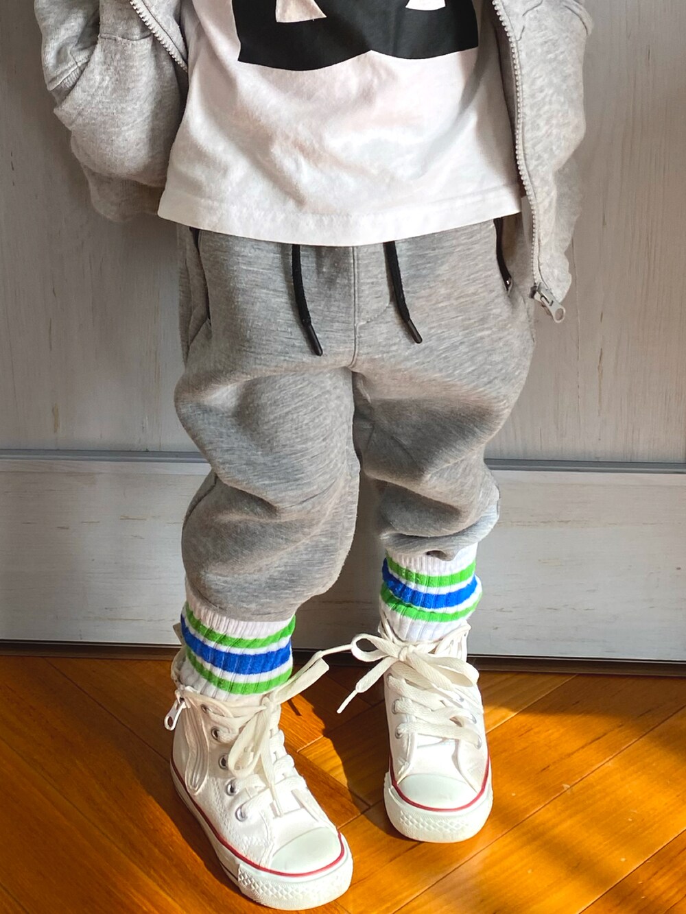 ホワイト系のTシャツ/カットソー、グレー系のパーカー、グレー系のその他パンツを着用したキッズの秋コーディネートの3枚目の写真