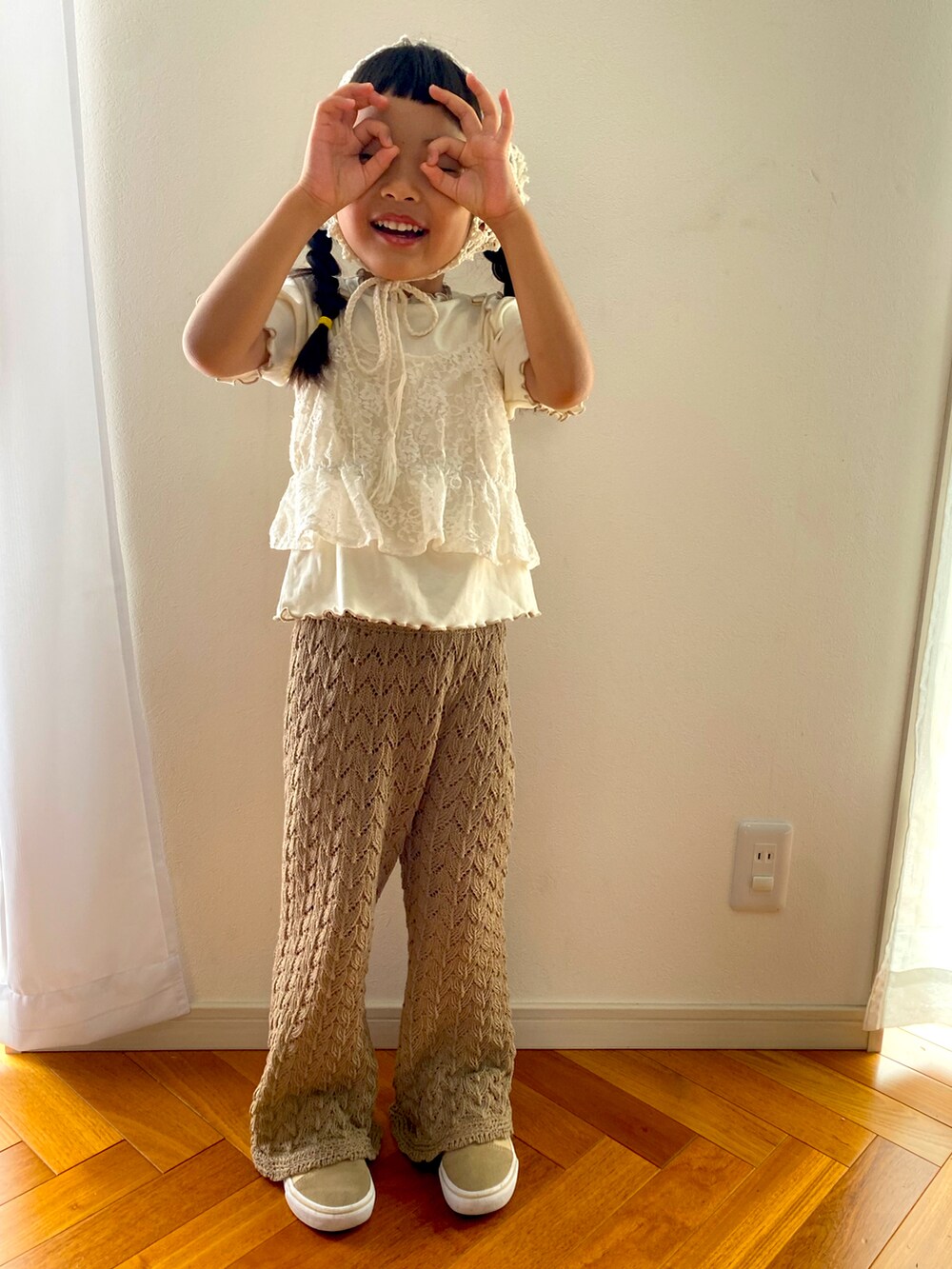 ベージュ系のその他パンツ、ベージュ系のスニーカー、ホワイト系のトップスを着用したキッズの秋コーディネートの2枚目の写真