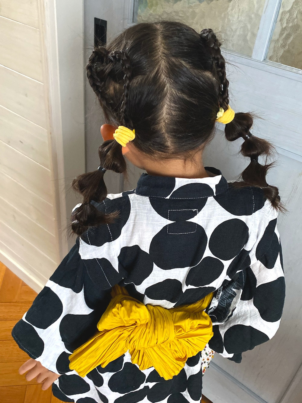 ブラック系のローファー、ホワイト系の浴衣を着用したキッズの夏コーディネートの2枚目の写真