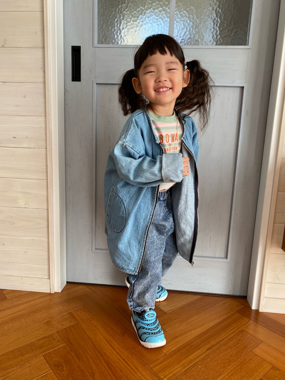 ピンク系のTシャツ/カットソー、ブルー系のスニーカー、ブルー系のデニムパンツを着用したキッズの秋コーディネートの2枚目の写真