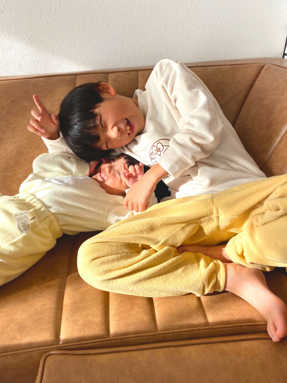 イエロー系のルームウェア/パジャマ、イエロー系のルームウェア/パジャマを着用したキッズの冬コーディネートの2枚目の写真