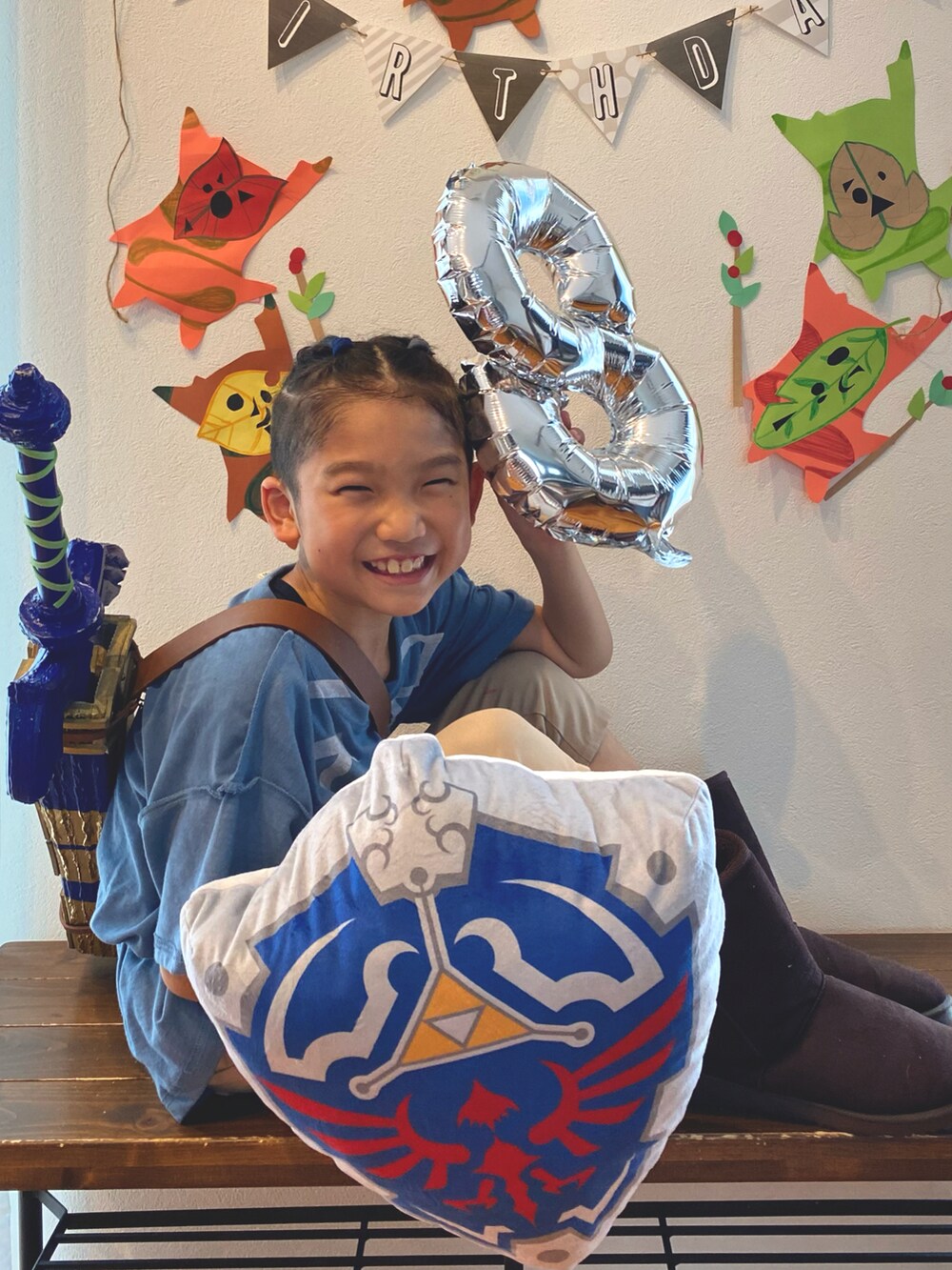 ブラウン系のブーツ、ホワイト系のその他、ブルー系のコスチューム/パーティーグッズを着用したキッズの夏コーディネートの2枚目の写真