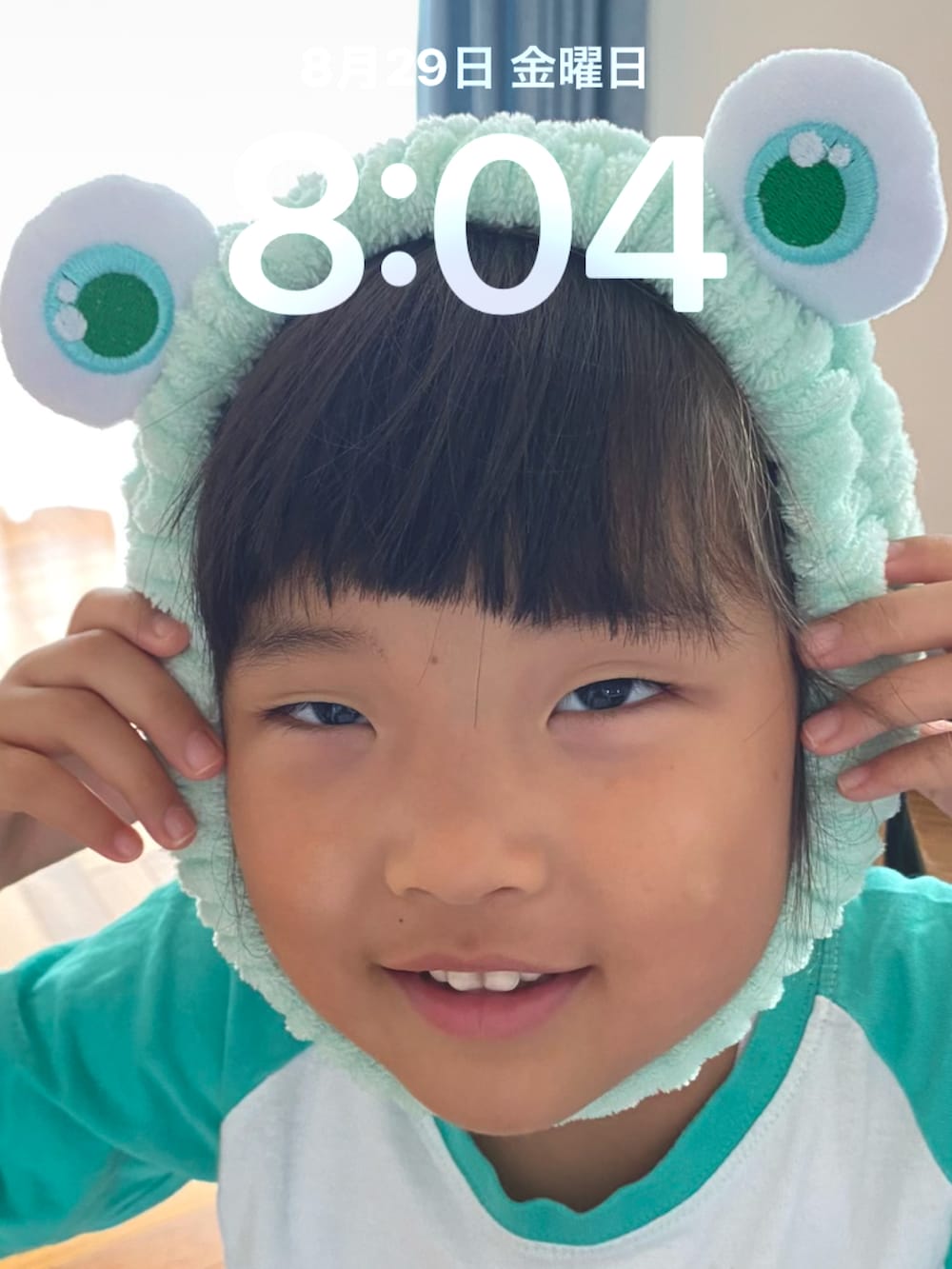 ブラック系のシャツ/ブラウス、ピンク系のカチューシャを着用したキッズの夏コーディネートの3枚目の写真