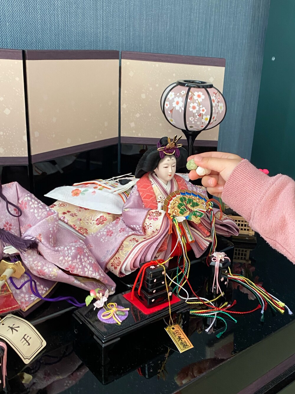 パープル系のトップス、ピンク系のヘアゴムを着用したキッズの春コーディネートの3枚目の写真