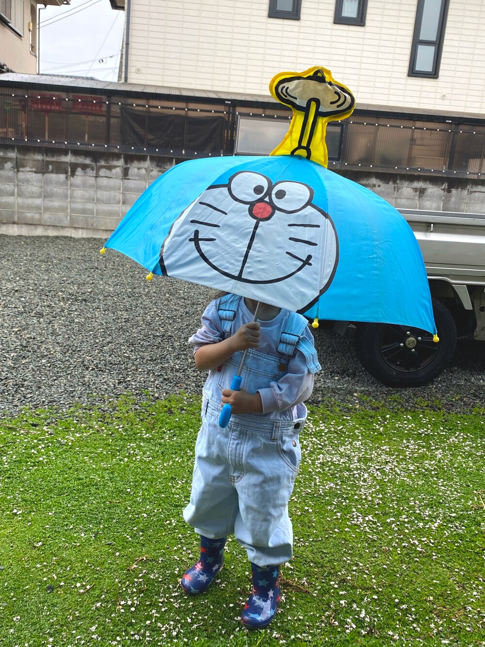 ブルー系のサロペット/オーバーオール、ブルー系の長傘を着用したキッズの春コーディネートの2枚目の写真