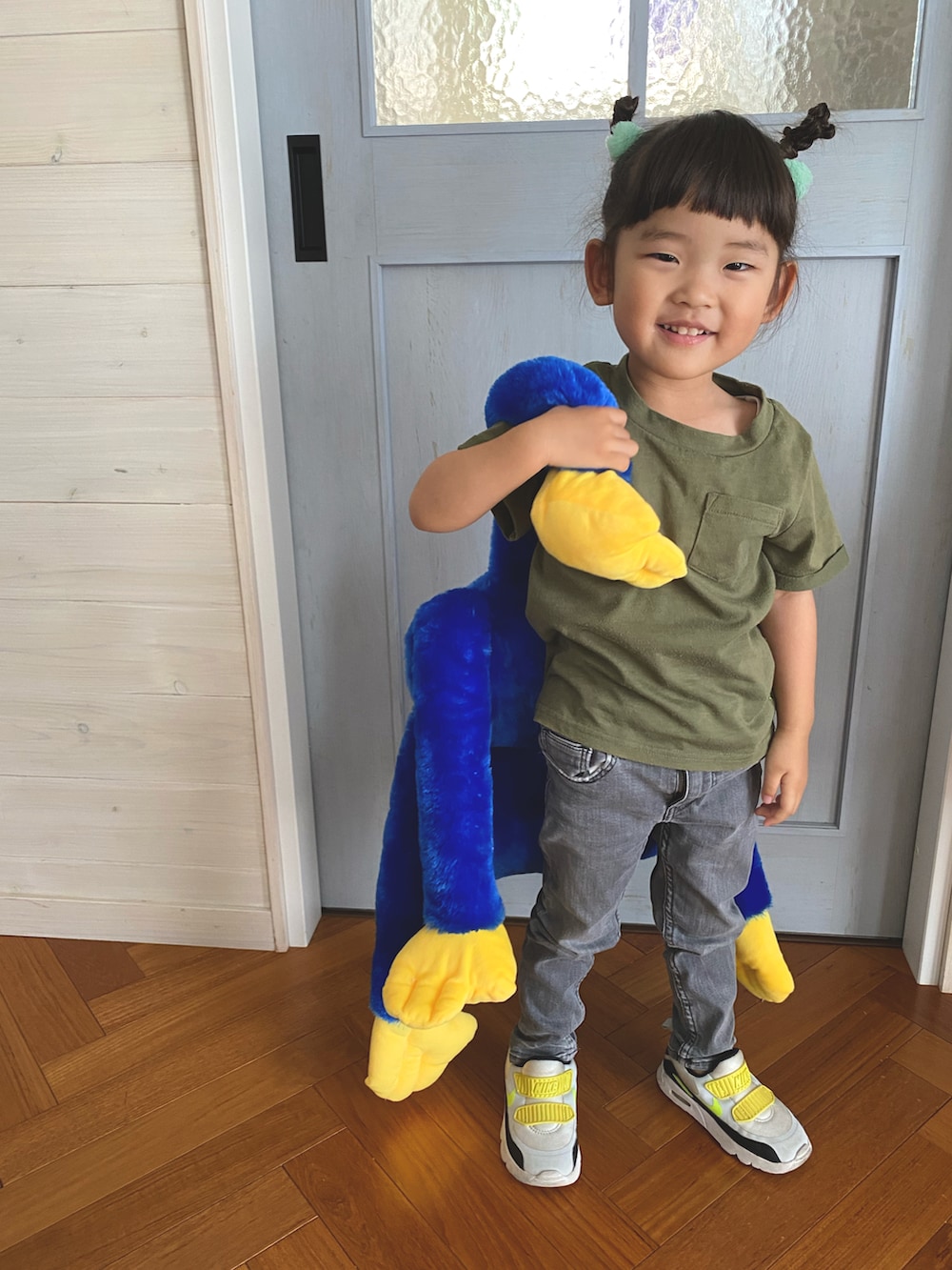 グリーン系のTシャツ/カットソー、グレー系のデニムパンツ、グレー系のスニーカーを着用したキッズの夏コーディネートの3枚目の写真