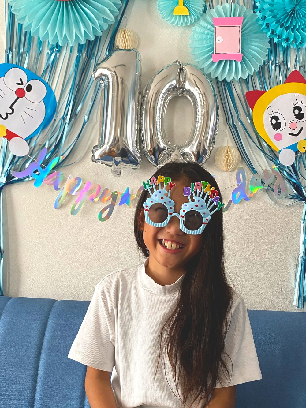 ホワイト系のデニムパンツを着用したキッズの夏コーディネートの2枚目の写真