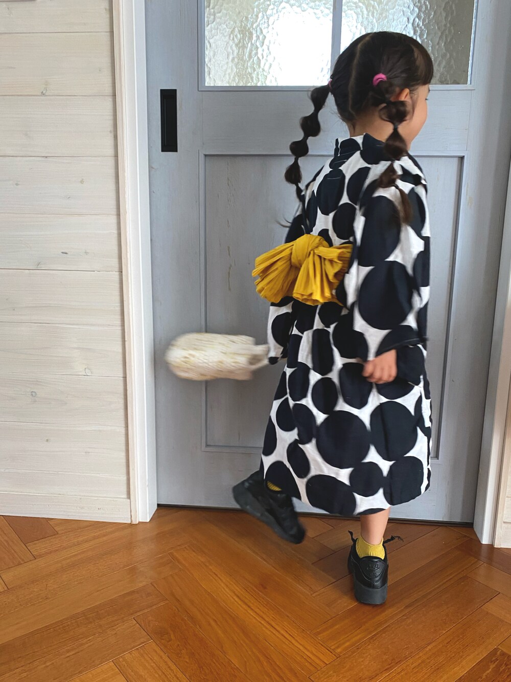 ホワイト系の浴衣を着用したキッズの夏コーディネートの3枚目の写真