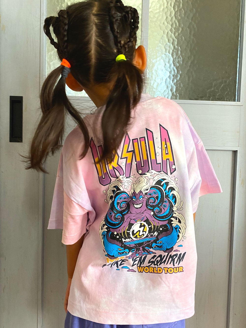 ホワイト系のスニーカー、ピンク系のTシャツ/カットソー、パープル系のパンツを着用したキッズの夏コーディネートの2枚目の写真