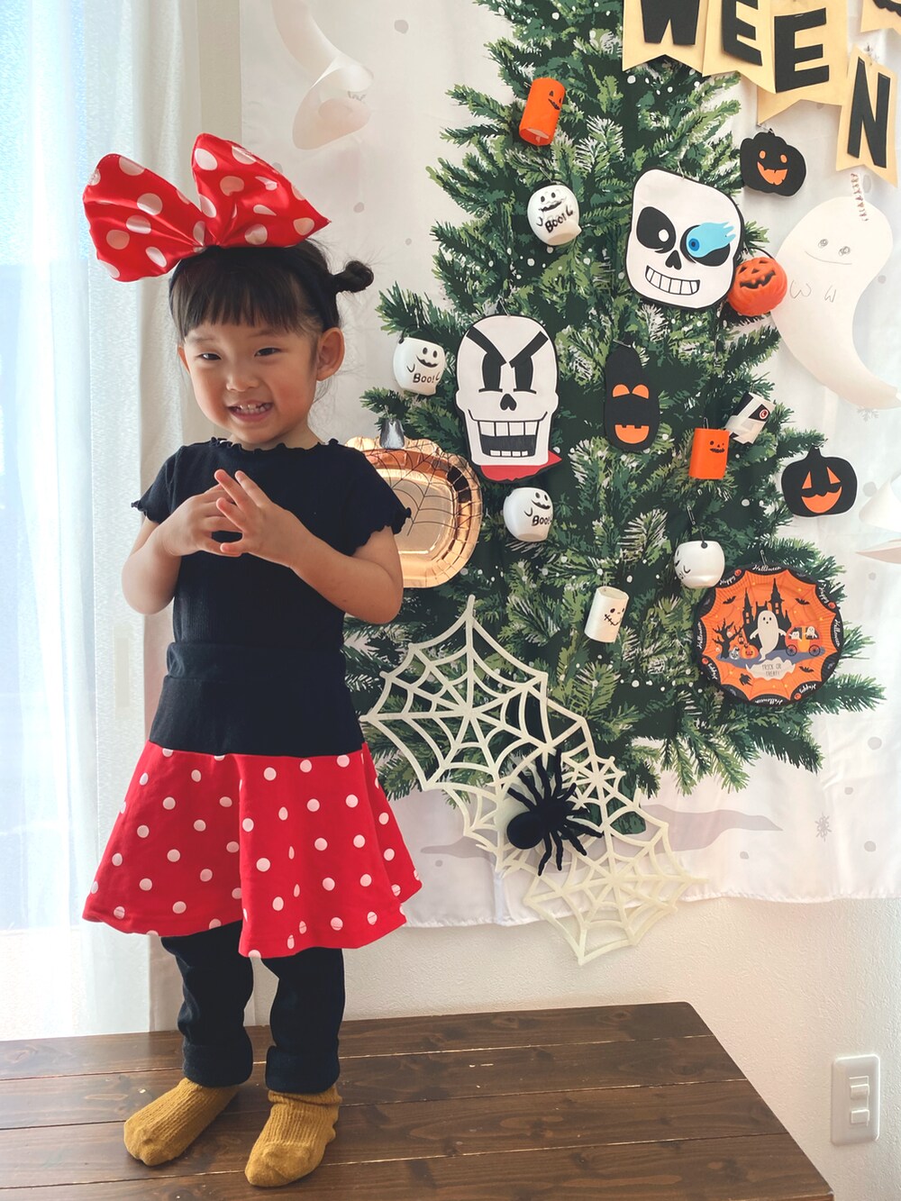 ブラック系のTシャツ/カットソー、レッド系のスカート、イエロー系のソックス/靴下を着用したキッズの秋コーディネートの2枚目の写真