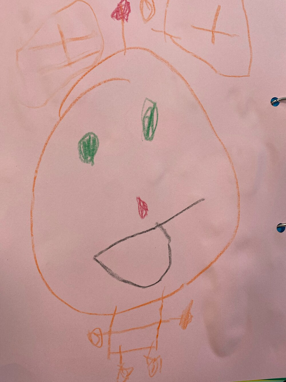 ホワイト系のサロペット/オーバーオール、ピンク系の長傘、ピンク系の水筒を着用したキッズの春コーディネートの2枚目の写真