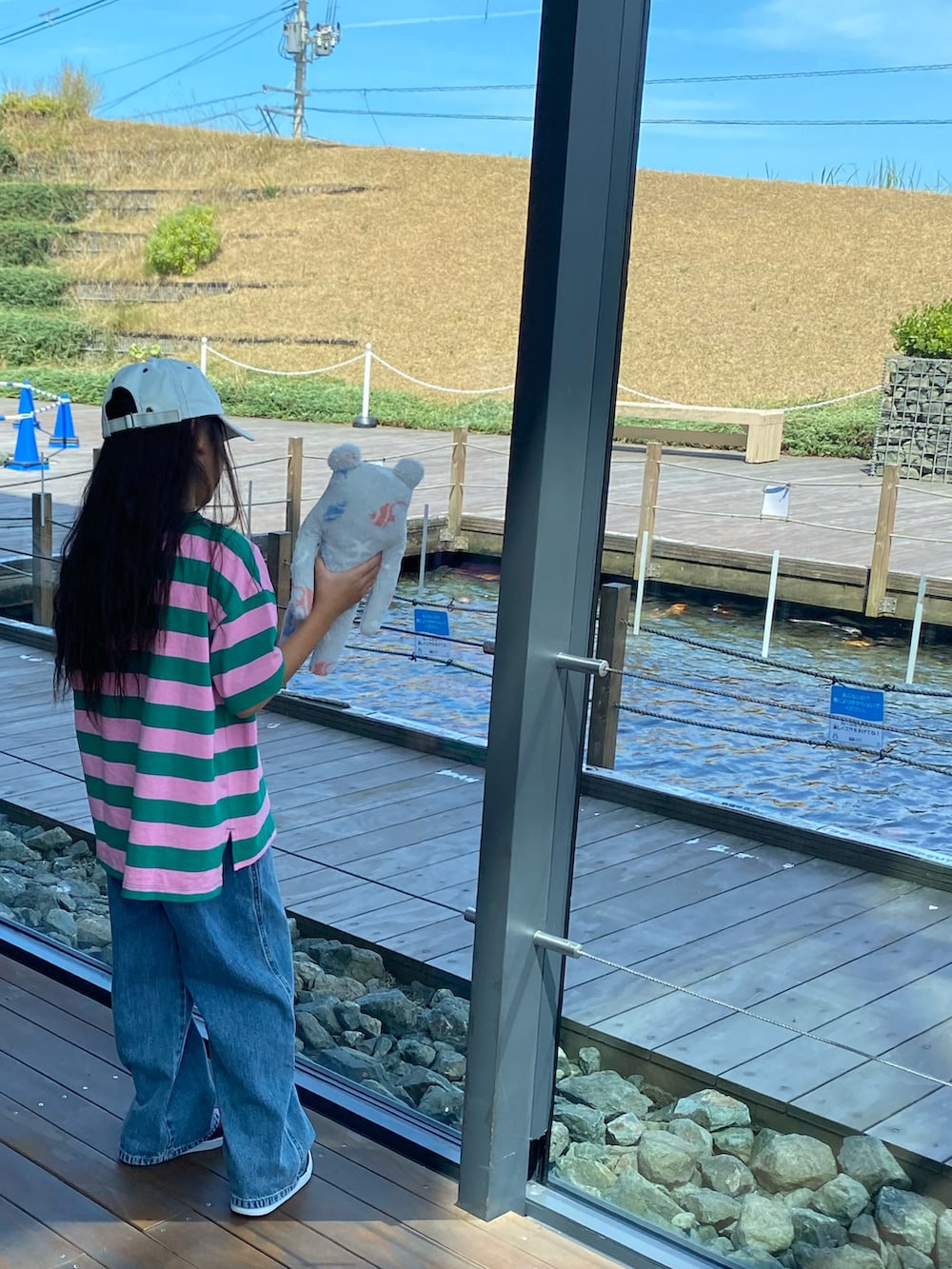 グリーン系のTシャツ/カットソー、グリーン系のTシャツ/カットソー、ブルー系のデニムパンツを着用したキッズの夏コーディネートの3枚目の写真