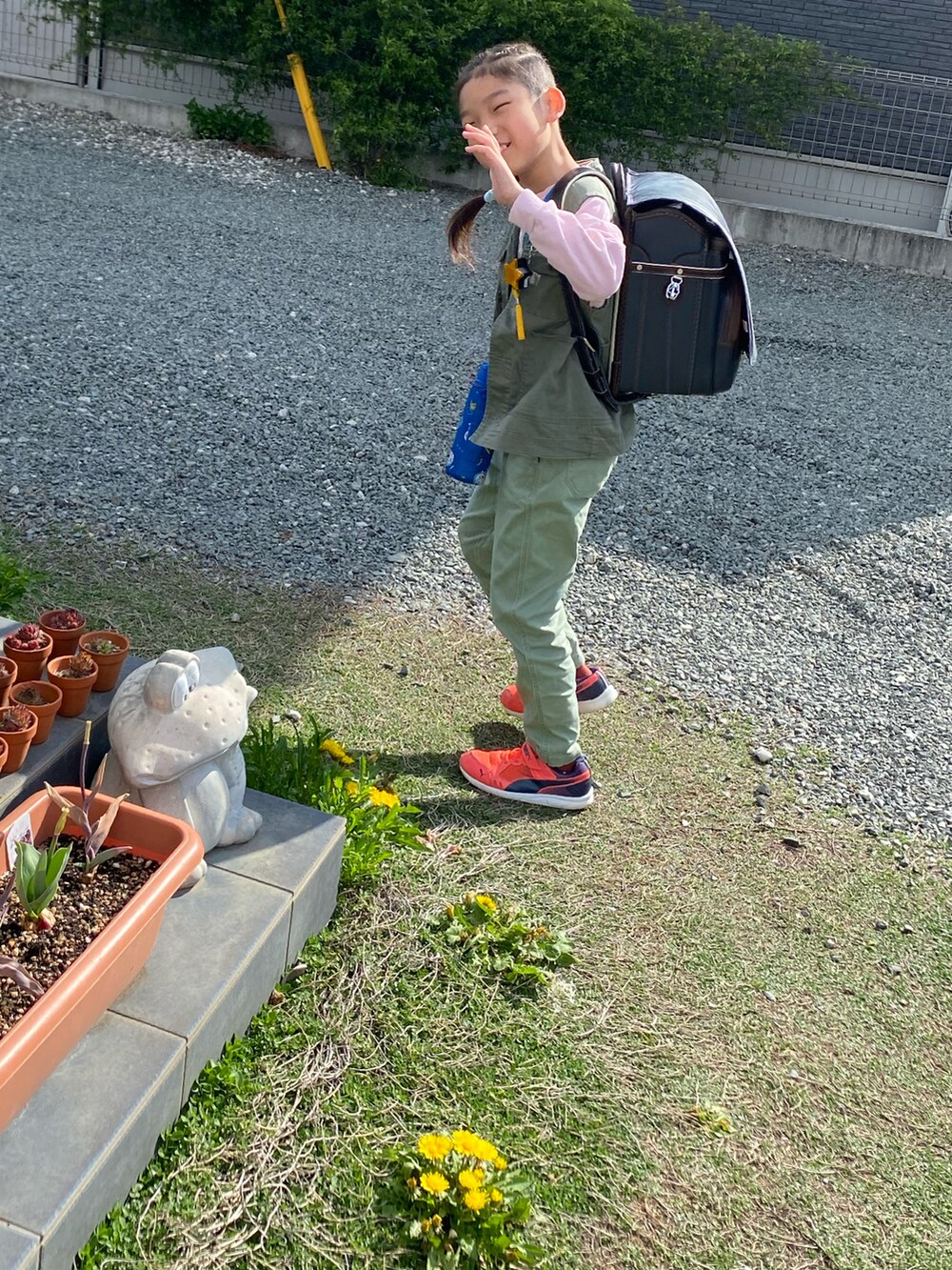 グリーン系のパンツ、グリーン系のベスト、ピンク系のスウェットを着用したキッズの春コーディネートの2枚目の写真